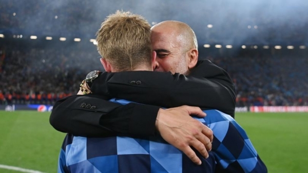 Người hâm mộ xúc động trước khoảnh khắc HLV Pep Guardiola và Kevin de Bruyne