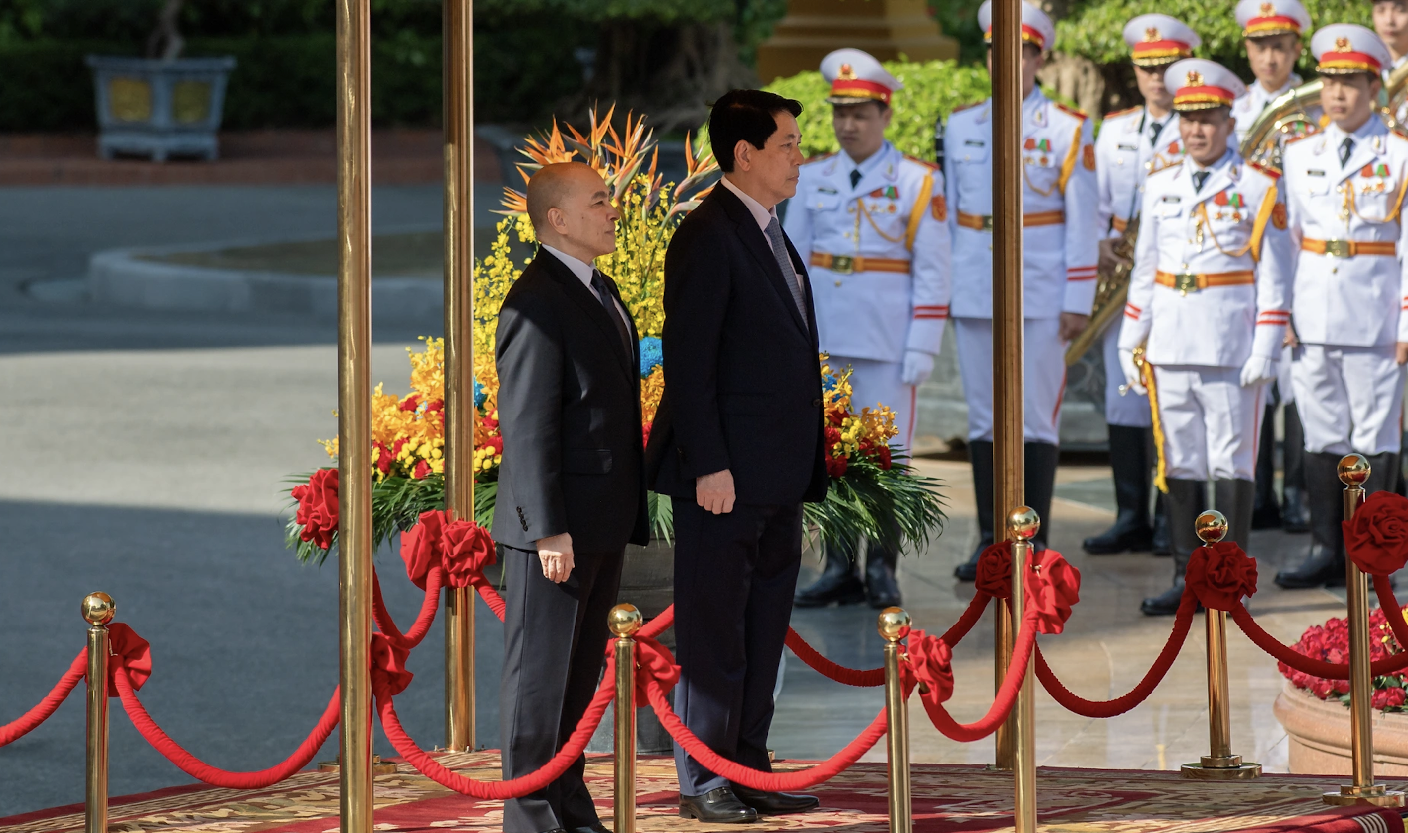 Aperçu de la cérémonie d'accueil du roi du Cambodge lors de sa visite au Vietnam