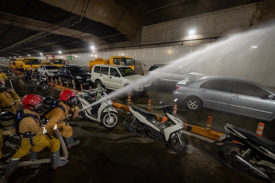 More than 1,279 people participated in a fire drill at the Saigon River Tunnel, photo 21