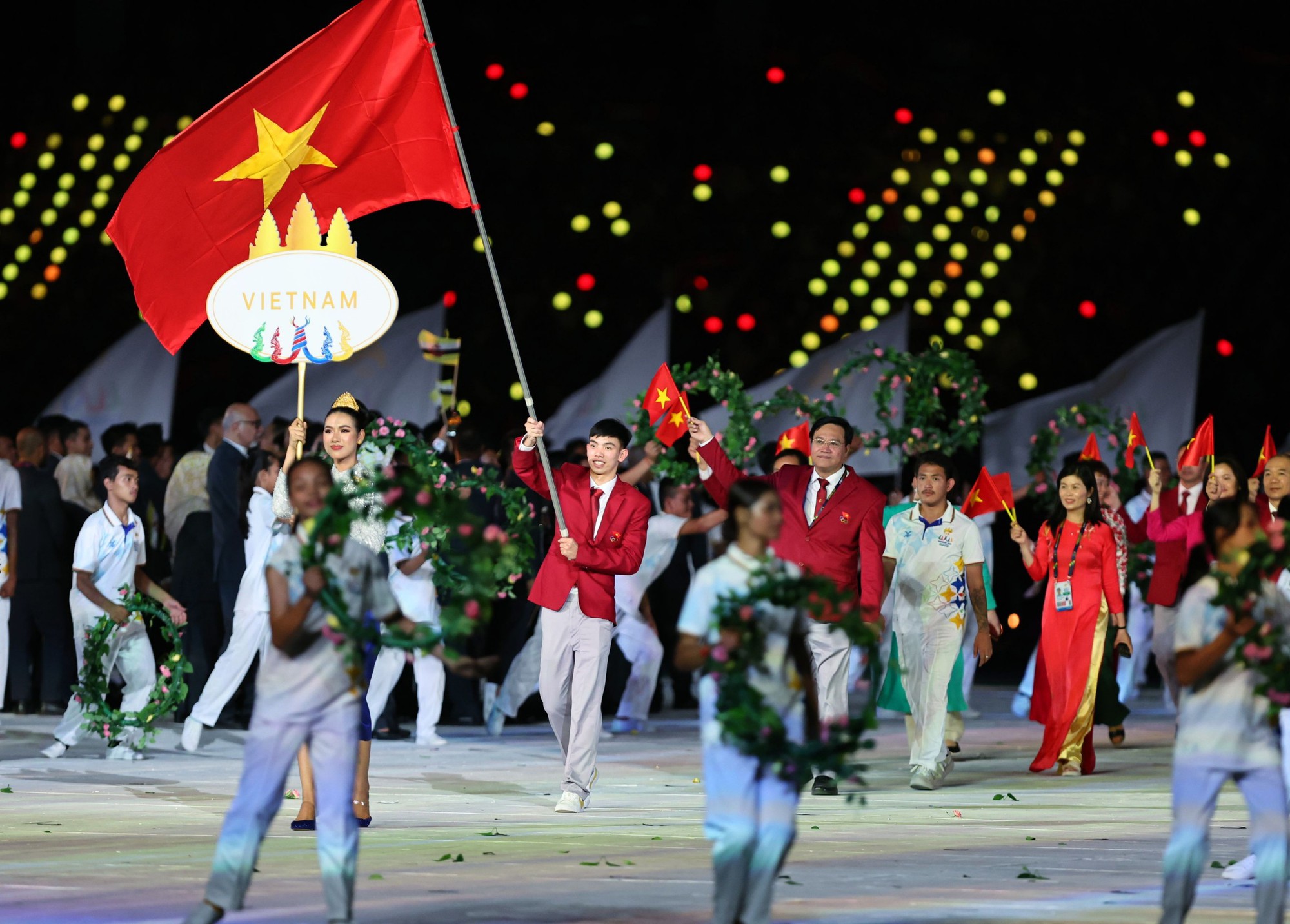 Lễ khai mạc SEA Games 32 rực rỡ sắc màu
 - Ảnh 1.
