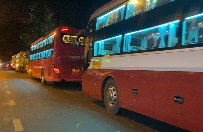 Im November 2022 stehen in der Tran Binh Trong Street im Bezirk 5 Schlafbusse Schlange, die darauf warten, Passagiere aufzunehmen. Foto: Gia Minh