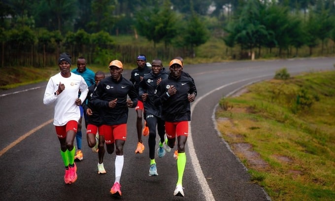 Kipchoge (mũ cam, bên trái) trong một buổi tập cùng đồng đội tại Kenya hồi cuối tháng 1/2024. Ảnh: NN Running