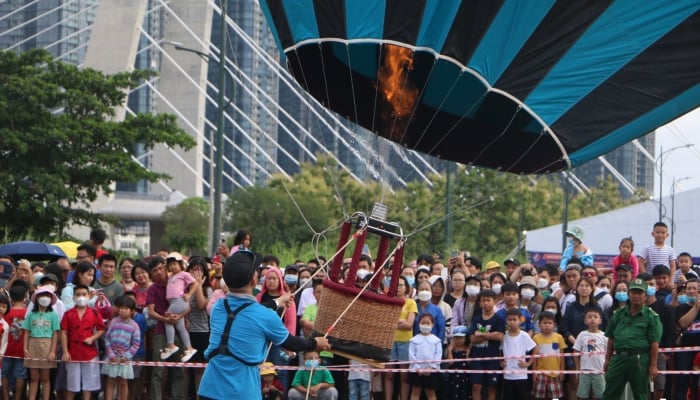 Tausende Menschen versammelten sich, um am Nationalfeiertag den Start des Heißluftballons zu verfolgen