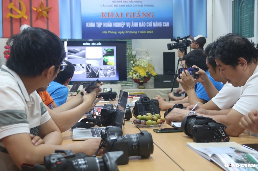 Two professional photo training rooms for reporters and editors photo 1