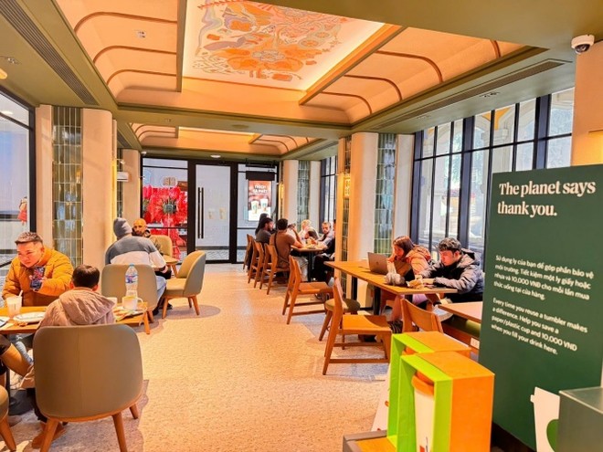 Không gian Starbucks Sun Plaza được lấy cảm hứng từ ga tàu hỏa Mường Hoa