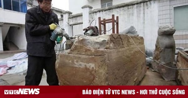 Workers open 700-year-old coffin, horrified to see person inside 'still alive'