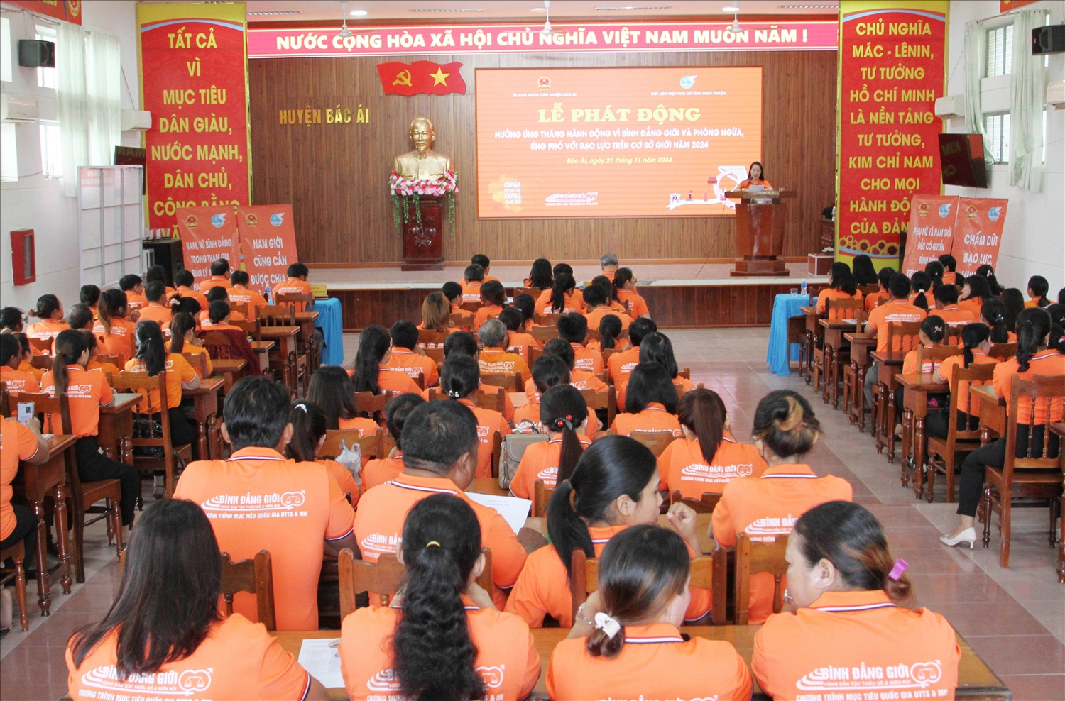 Toàn cảnh Lễ phát động Tháng hành động vì bình đẳng giới và phòng ngừa, ứng phó với bạo lực trên cơ sở giới tại huyện Bác Ái.