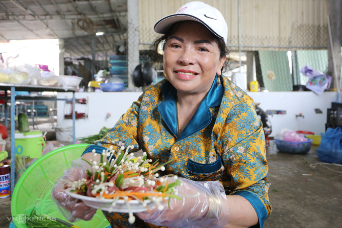 La Sra. Nguyen Thi Quy está preparando carne envuelta en champiñones. Foto: Dac Thanh