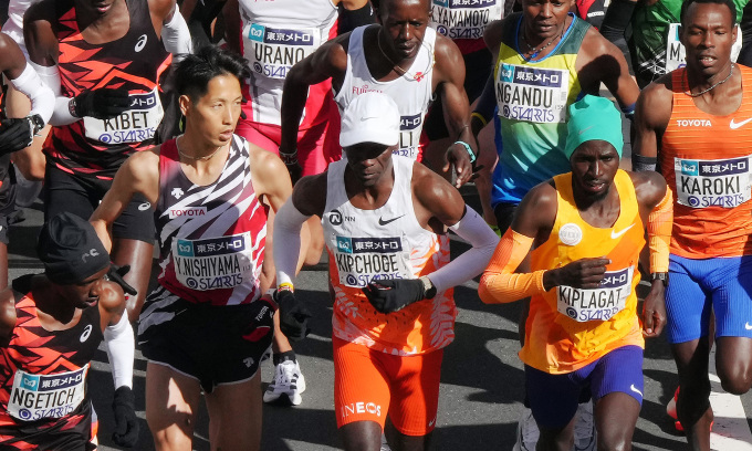 Kicphoge (mit weißer Mütze, Mitte) startet am Morgen des 3. März mit der Elite beim Tokio-Marathon 2024. Foto: AFP