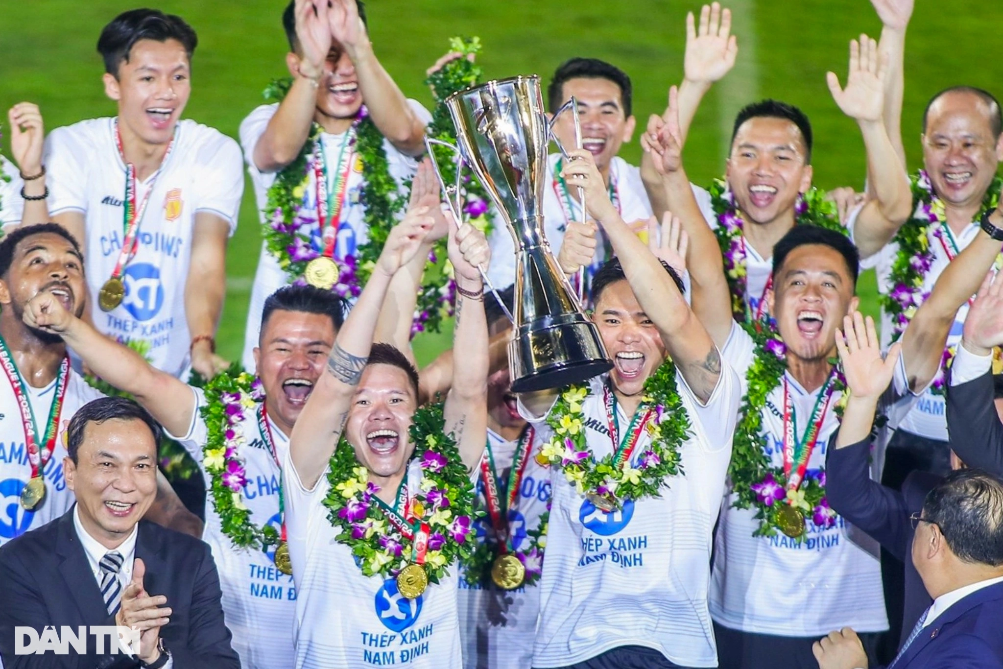 Fans und Spieler von Nam Dinh brechen am Meisterschaftstag der V-League in helle Aufregung