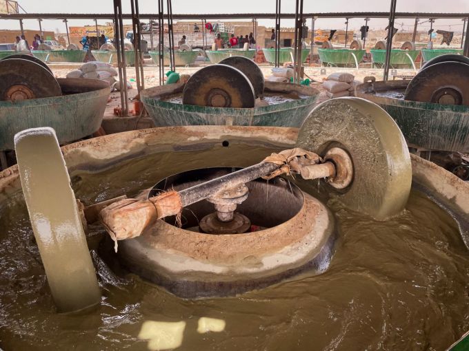 The machine pulverizes the gold ore with water in order to filter out waste stone. Ảnh: CNN