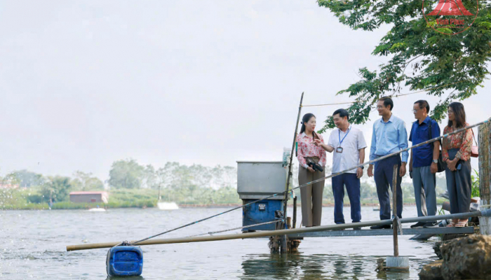 Hội Nhà báo tỉnh Vĩnh Phúc tổ chức cho hội viên đi tìm hiểu thực tế tại huyện Yên Lạc