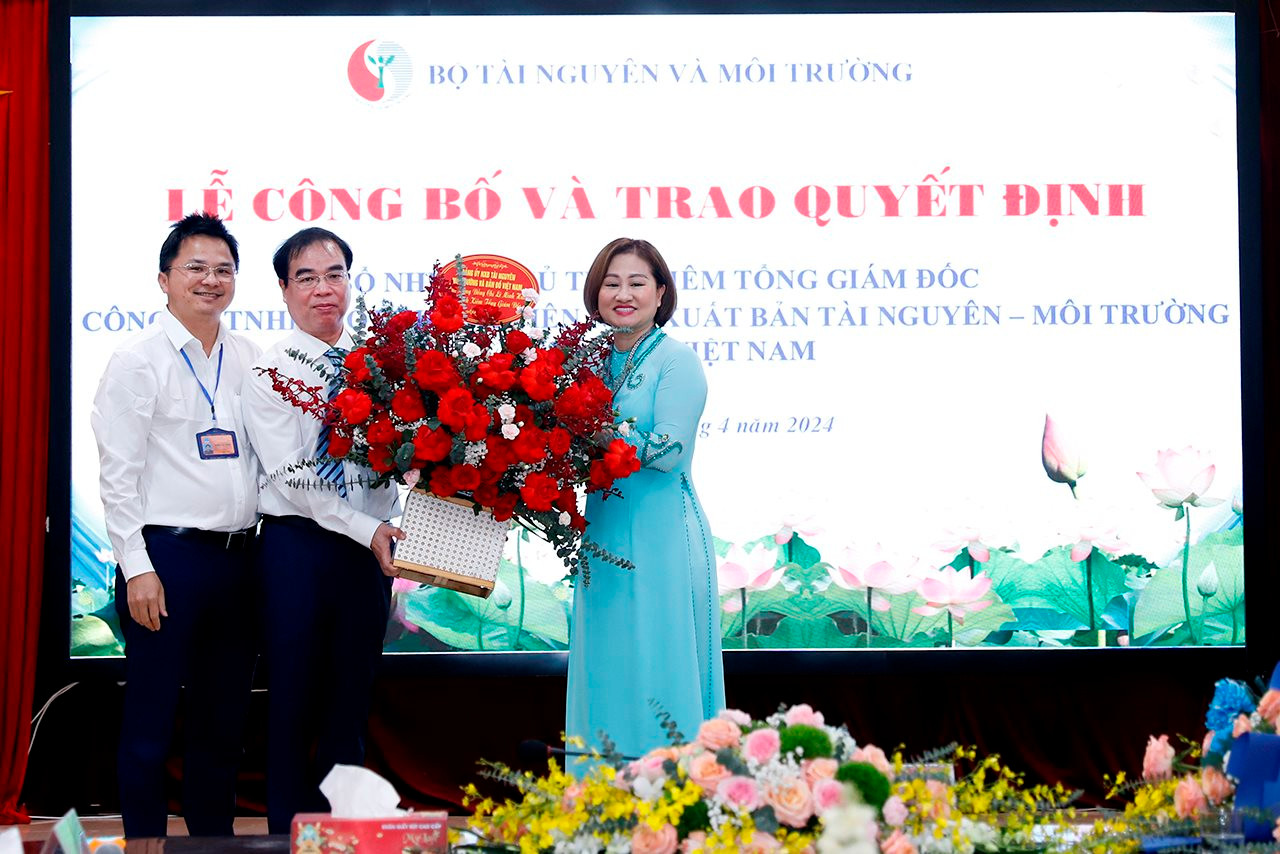 small_20240415-bo-truong-trao-qd-nxb-11.jpg
