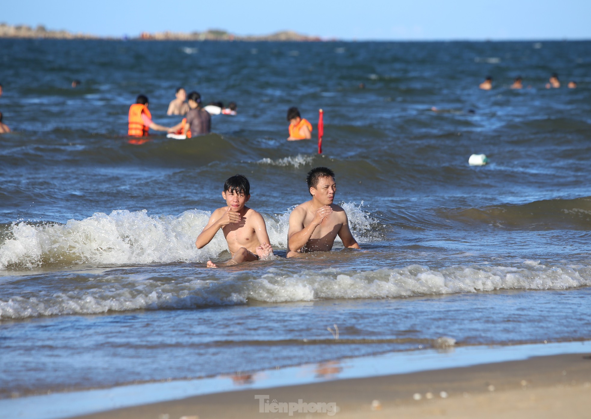 Les touristes viennent à la plage de Thien Cam pour se « rafraîchir » photo 6