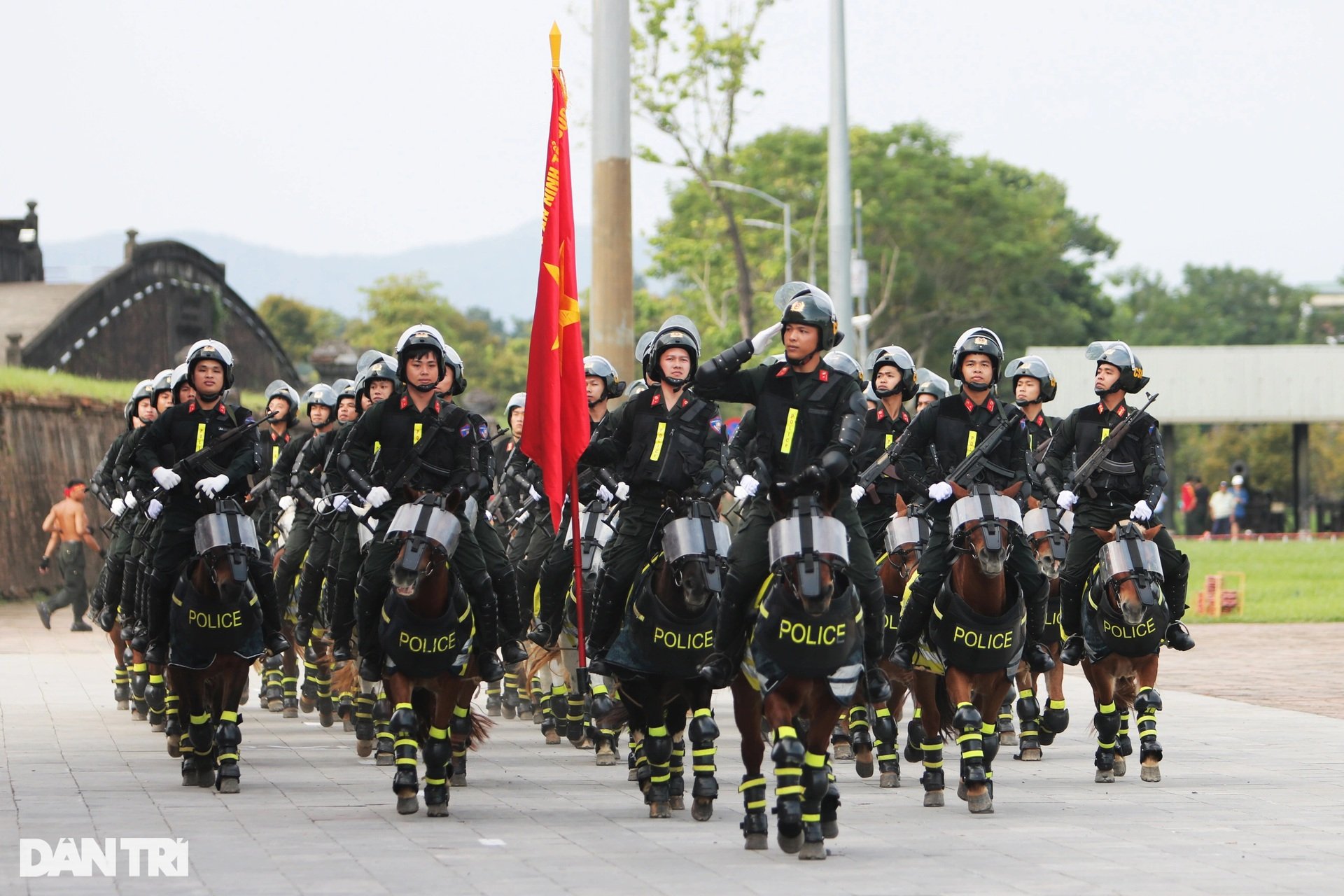 Xem chiến sĩ công an tay không công phá vật cứng - 4