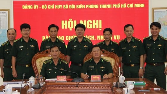 Le ministre de la Défense nationale nomme le commandant adjoint des opérations des gardes-frontières de Hô-Chi-Minh-Ville (photo 1)