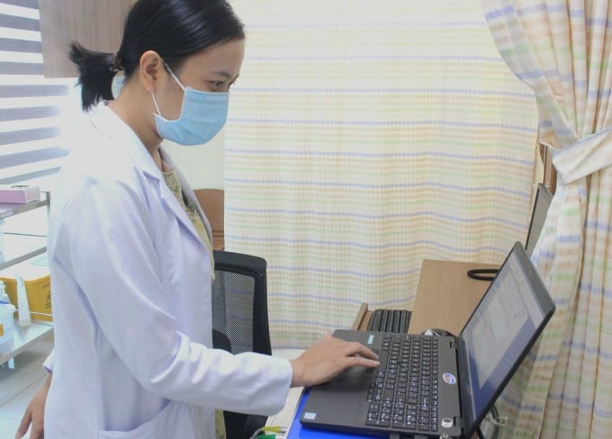 Bác sĩ Phương An lập trình bài tập cho các phụ nữ phục hồi sàn chậu sau sinh. Ảnh: Bệnh viện Tâm Anh