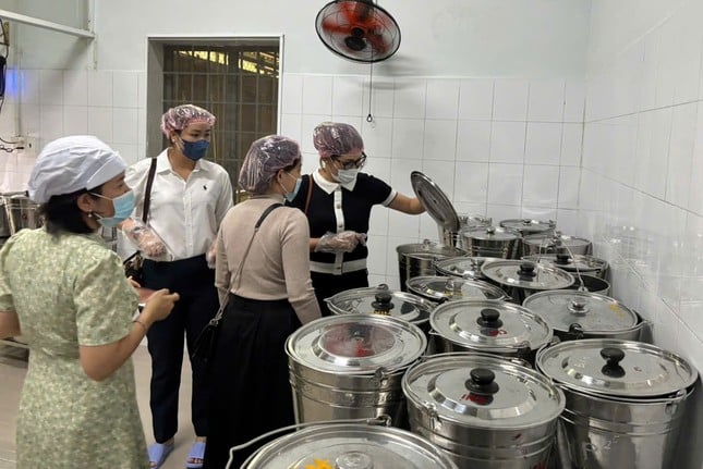 School invites parents to the kitchen to check and eat with their children photo 3