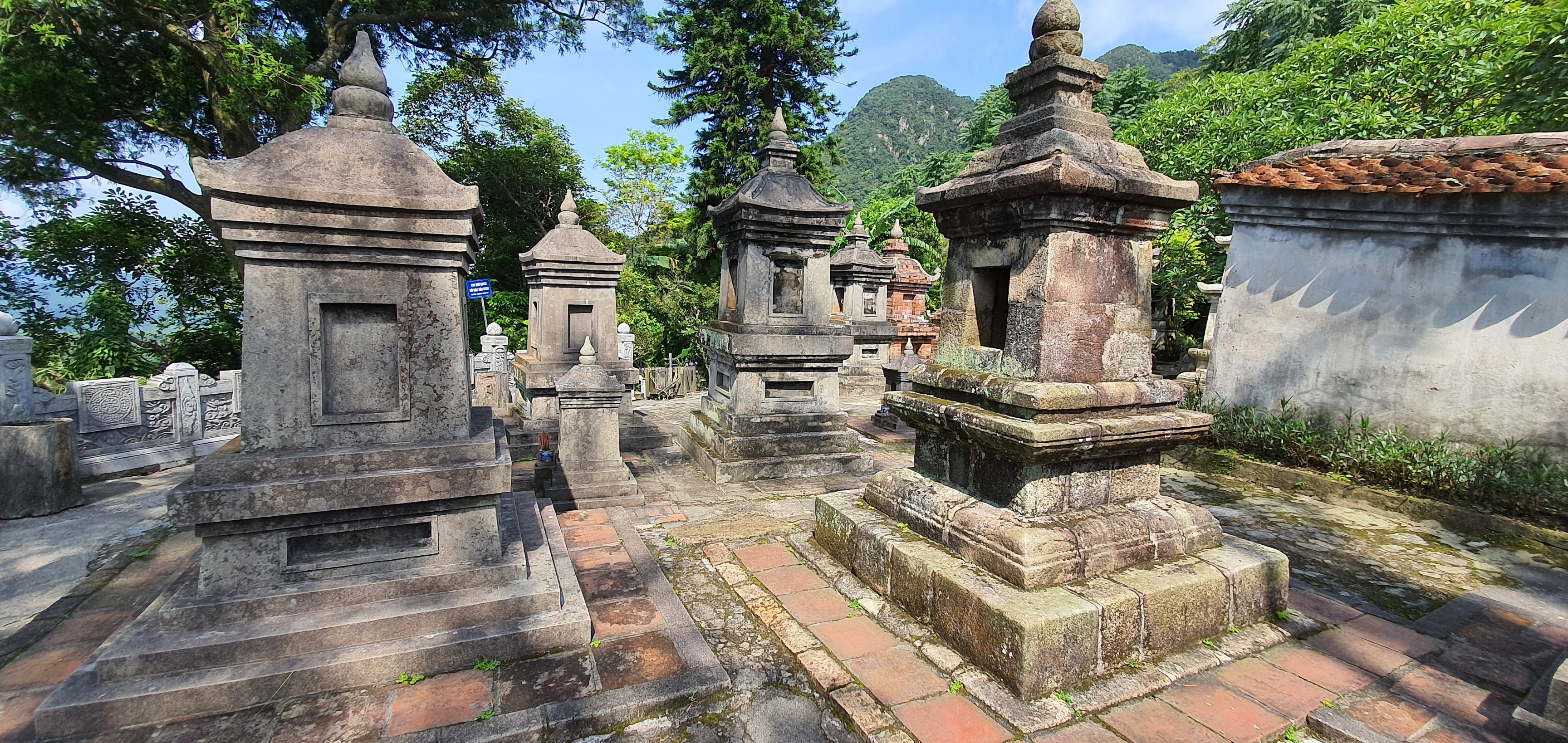 Yen Tu mountain, associated with the life and career of Buddhist King Tran Nhan Tong and the Truc Lam Zen sect, is being prepared to submit a dossier to UNESCO for recognition as a world cultural heritage.