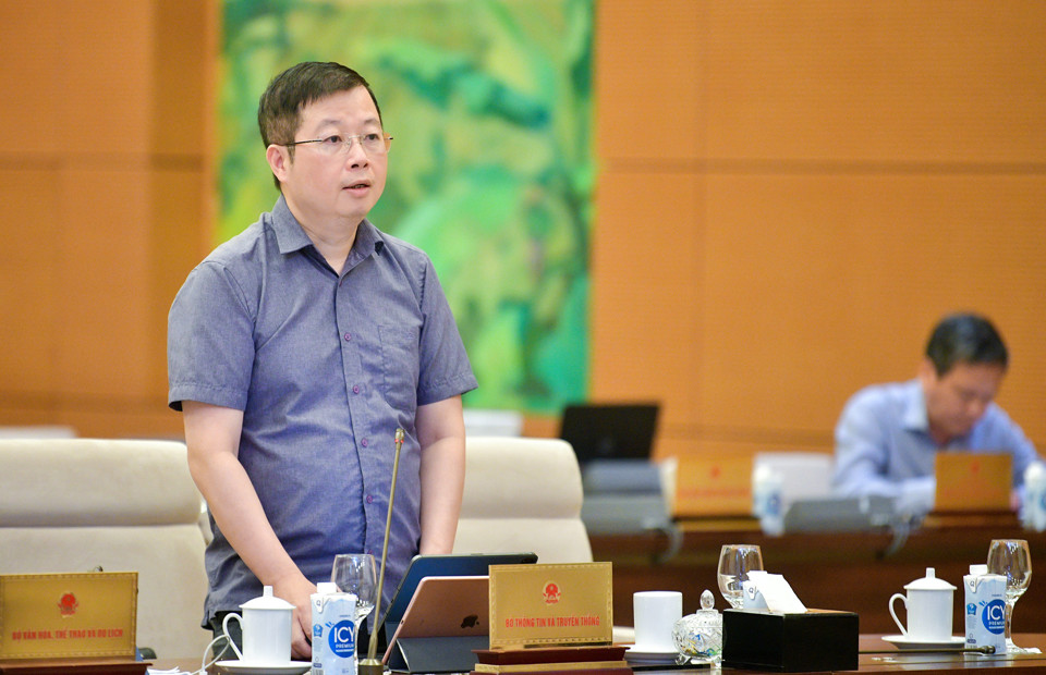 Deputy Minister of Information and Communications Nguyen Thanh Lam speaks at the meeting. Photo: media.quochoi.vn