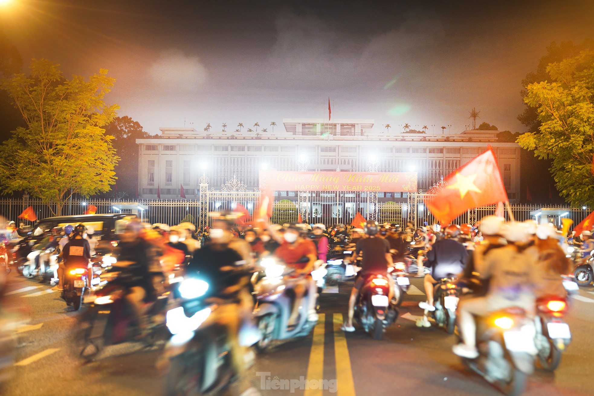 Les supporters d'Ho Chi Minh-Ville appliquent du rouge sur le marché Ben Thanh et les rues centrales, photo 18