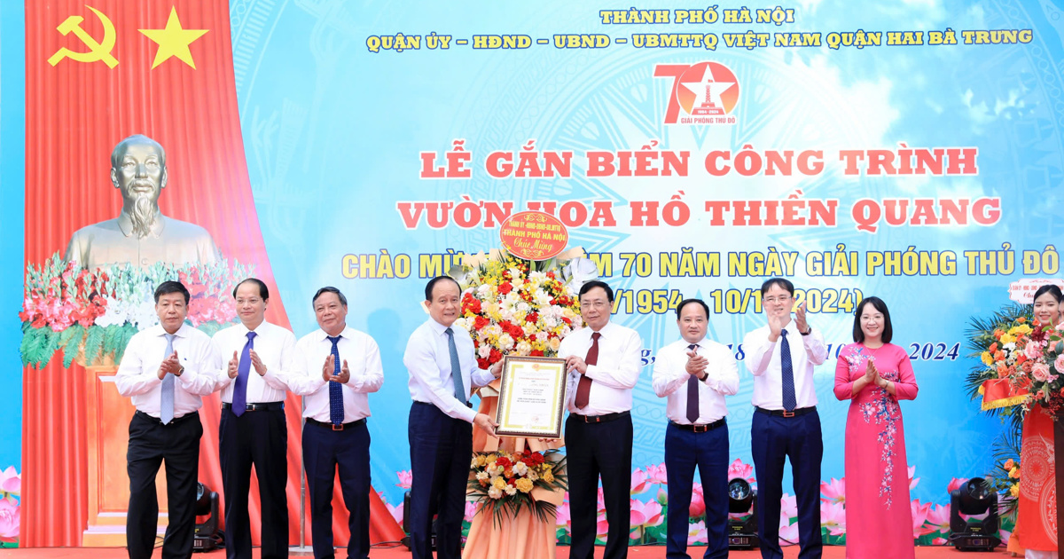 Lãnh đạo TP gắn biển công trình kỷ niệm 70 năm Giải phóng Thủ đô tại Quận Hai Bà Trưng