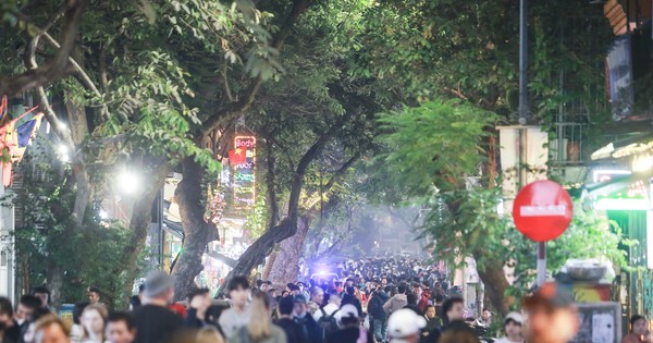 Christmas Eve, all roads lead to the Cathedral, Hoan Kiem Lake walking street is congested