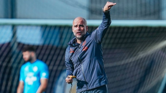 Guardiola chỉ đạo cầu thủ Man City trên sân tập ngày 26/9. Ảnh: mancity.com