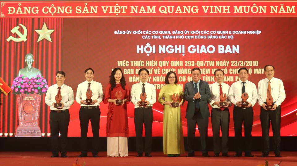 Phó Bí thư Thường trực Thành ủy Hà Nội Nguyễn Văn Phong trao quà lưu niệm tới đại diện Đoàn đại biểu các tỉnh, TP