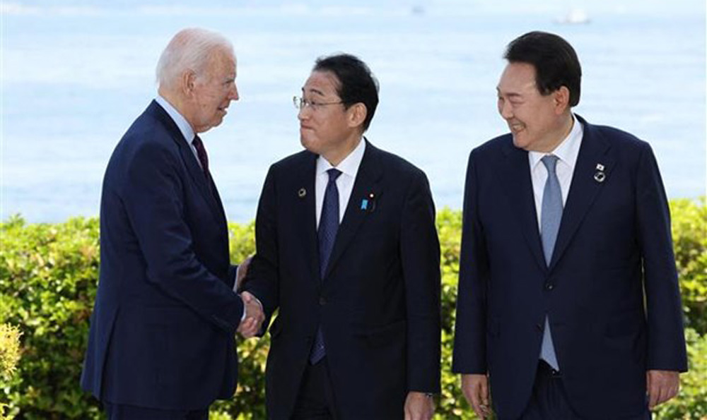 Le président américain Joe Biden, le président sud-coréen Yoon Suk Yeol et le Premier ministre japonais Fumio Kishida lors d'une réunion en marge du sommet du G7 à Hiroshima, au Japon, le 21 mai 2023.