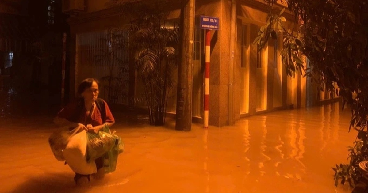 Auf der Flucht vor der Überschwemmung im Zentrum von Hanoi zünden die Menschen Kerzen an, bauen Sandsäcke und schöpfen Wasser.