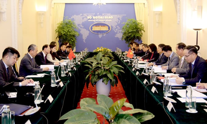 Vietnamese and Chinese delegations at the meeting on November 9. Photo: BNG