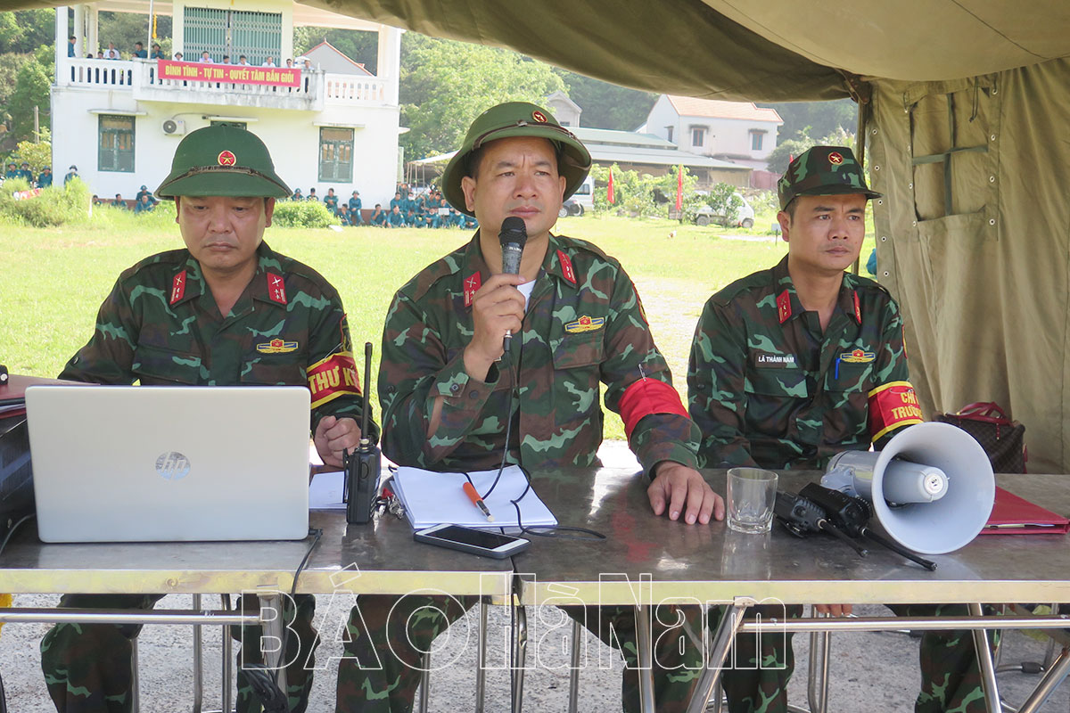 El Comando Militar de la ciudad de Phu Ly inspecciona el uso de munición real por parte de milicianos y fuerzas de autodefensa.