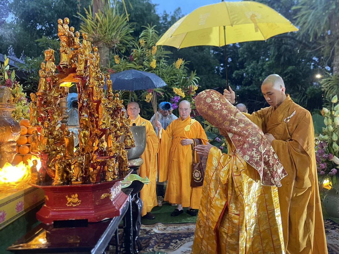 Nghiêm trang nghi lễ Mộc dục (tắm Phật) cho bức tượng Đức Phật Thích Ca Mâu Ni tại chùa Diệu Đế - Ảnh: BẢO PHÚ