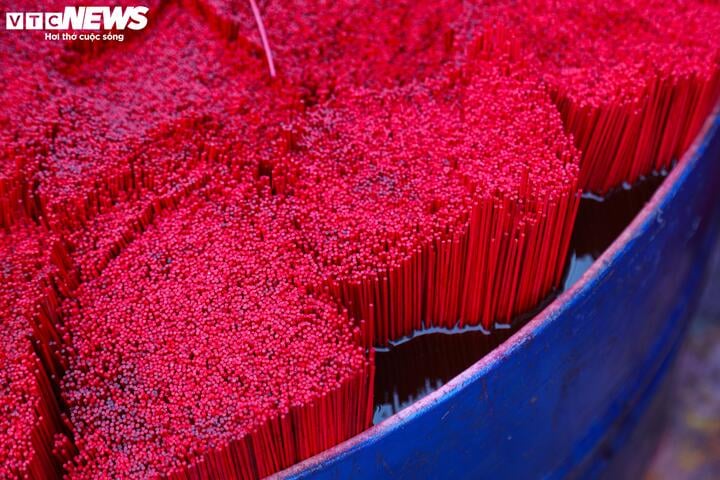 The 100-year-old incense village in Hanoi is bustling during Tet - 9