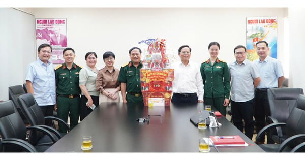 Military Region 7 visits and wishes Happy New Year to the Lao Dong Newspaper