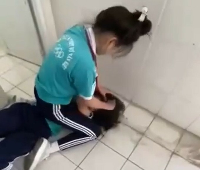 8th grade girl beats up friend in the bathroom. Photo: Cut from video