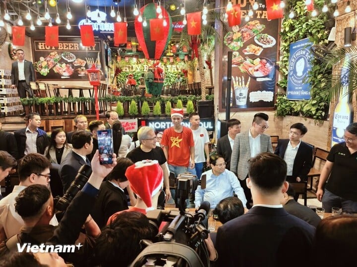 This time, Prime Minister Pham Minh Chinh and Mr. Jensen Huang chose a beer house on Ta Hien Street to enjoy Hanoi's street specialties. (Photo: Minh Son/Vietnam+)