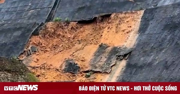 La Son - Tuy Loan highway slope landslide due to flood in Thua Thien - Hue