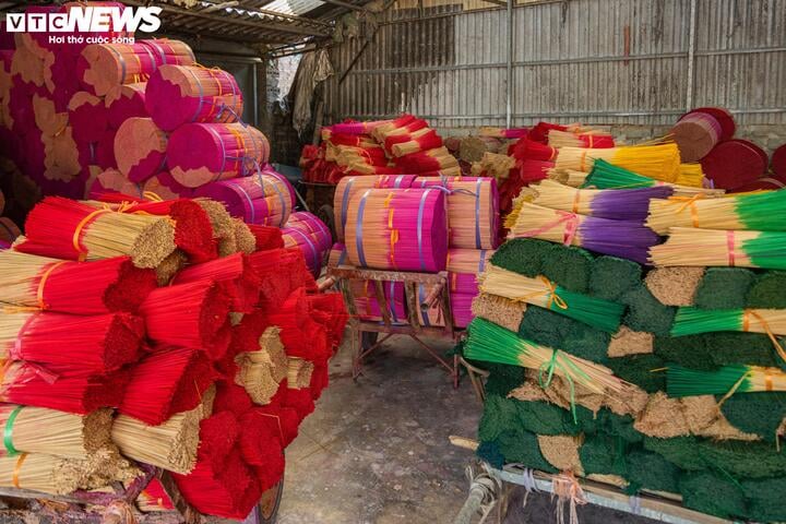 Incense sticks in Quang Phu Cau incense village are usually dyed pink or red, depending on the customer's order. The red-dyed incense sticks are often used in temples and pagodas, while the pink ones are used in families. Each bundle of incense sticks weighs about 3kg and is sold by the people of Quang Phu Cau incense village for 3,000 VND/kg.