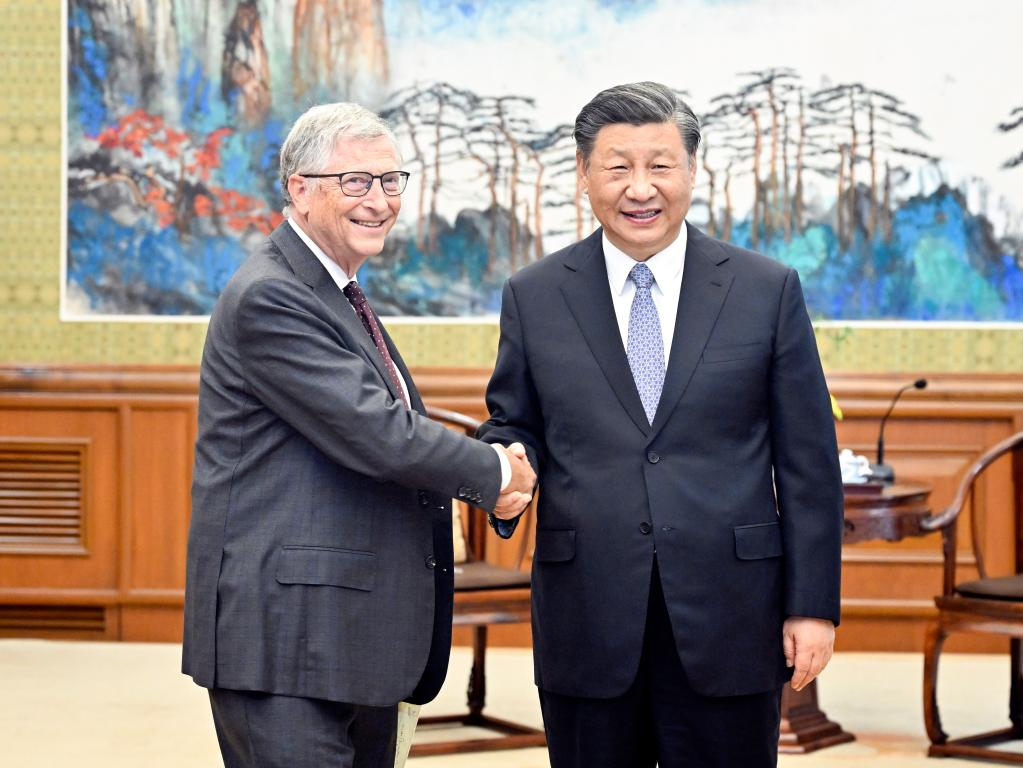 El secretario general y presidente de China, Xi Jinping (derecha), recibió a Bill Gates en Pekín el 16 de junio. Foto: Xinhua 