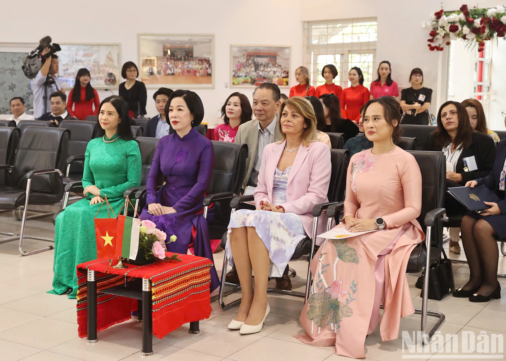 [ภาพ] ภริยาประธานาธิบดีเหงียน ถิ มินห์ เหงียต และภริยาประธานาธิบดีบัลแกเรีย เดซิสลาวา ราเดวา เยี่ยมชมโรงเรียนอนุบาลเวียดบุนคุณภาพสูง ภาพที่ 5