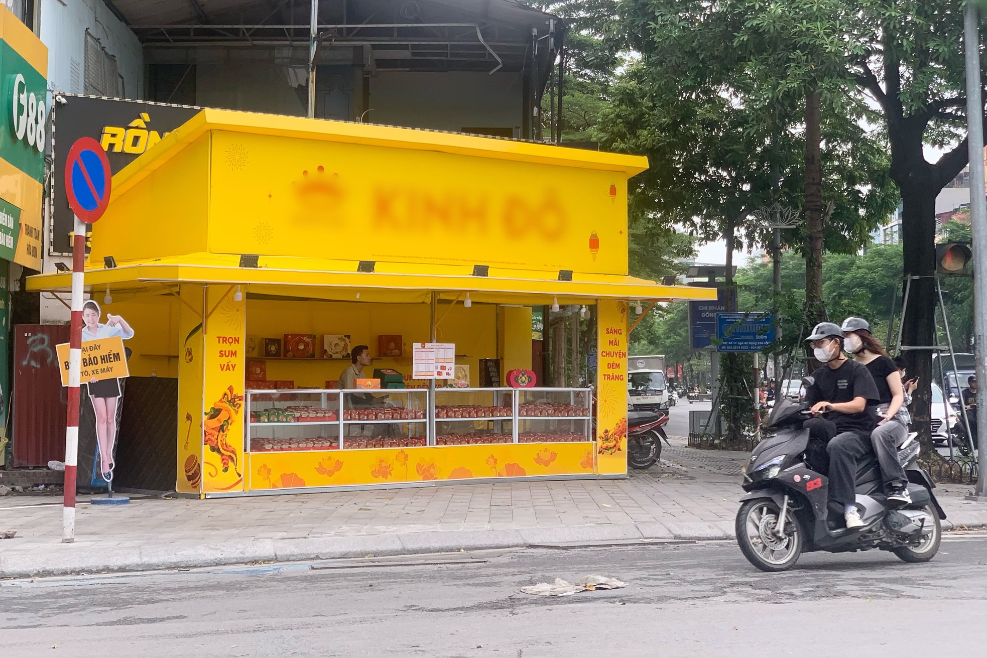 Mooncakes 'hit the streets' early, waiting for customers to buy photo 2