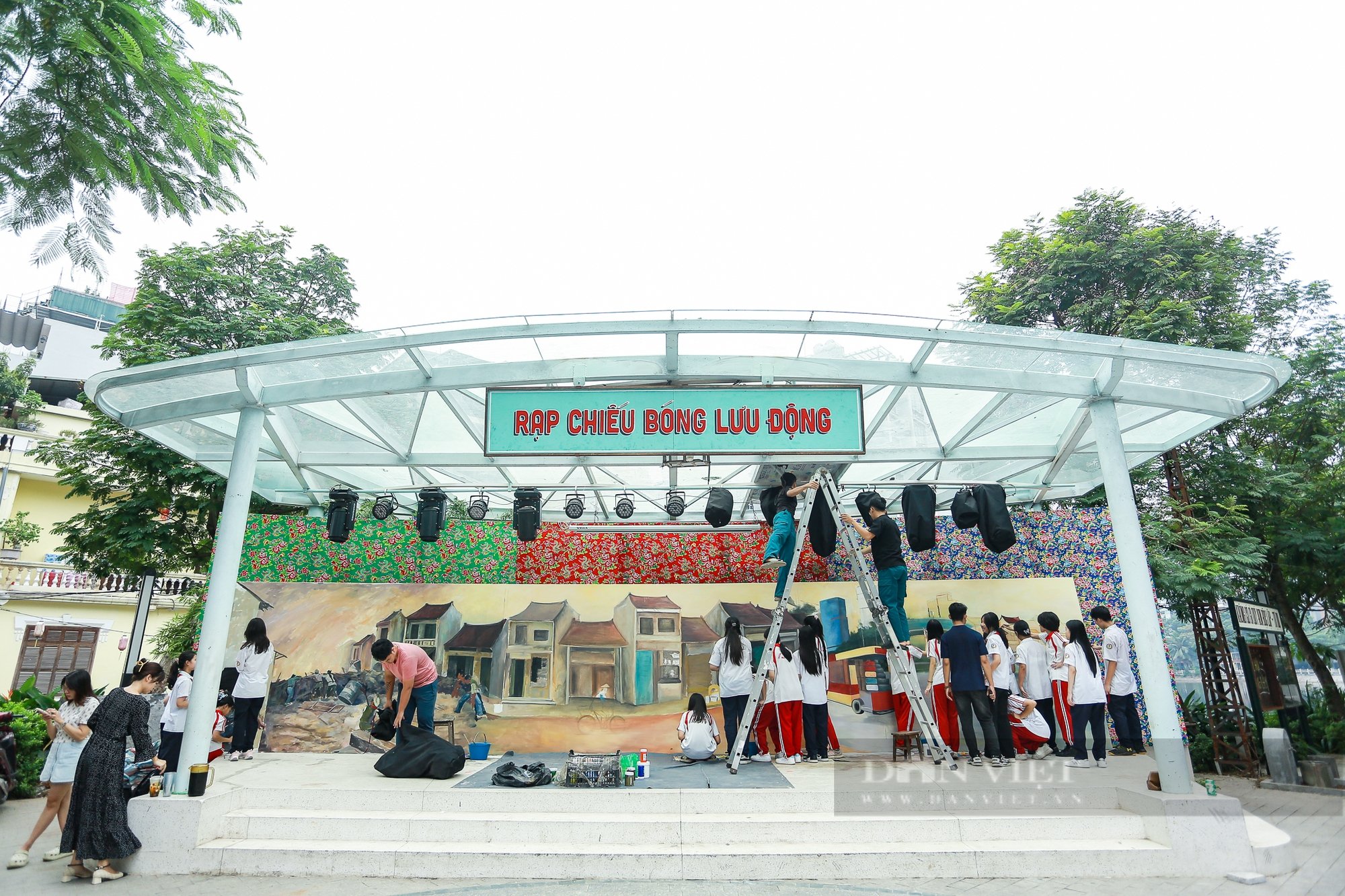 “ Họa sĩ nhí” góp sức tham gia hoàn thiện bức tranh Panorama chào mừng 70 năm Ngày Giải phóng Thủ đô - Ảnh 1.