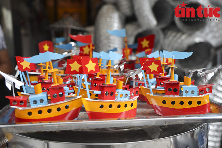 El barco de hierro, un juguete de moda en pleno otoño para los niños de Hanoi