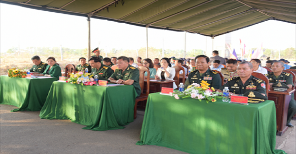 Des soldats à la recherche des restes de martyrs au Cambodge