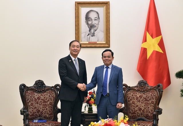 Vizepremierminister Tran Luu Quang traf sich am Nachmittag des 19. März mit dem KOICA-Vorsitzenden Chang Won-sam. Foto: VGP