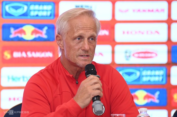 Trainer Jorn Andersen spricht auf der Pressekonferenz vor dem Freundschaftsspiel Vietnam – Hongkong. Foto von : Lam Thoa