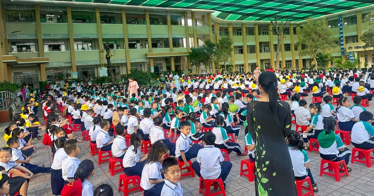 Lehrer spenden Geld für den Bau von Dächern für Schüler