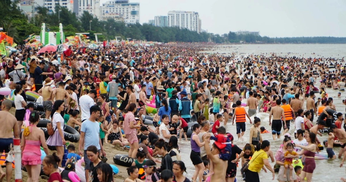 หาดซัมซอนเต็มไปด้วยนักท่องเที่ยวในช่วงวันหยุดสุดสัปดาห์